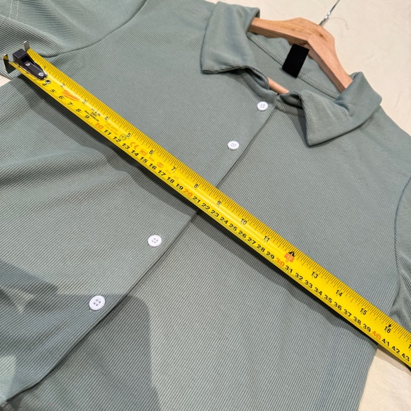 3/$15‼️ Trendy DAZY Green Cropped Button-Up Tee with Collar, Size L, Stretchy - Picture 13 of 14